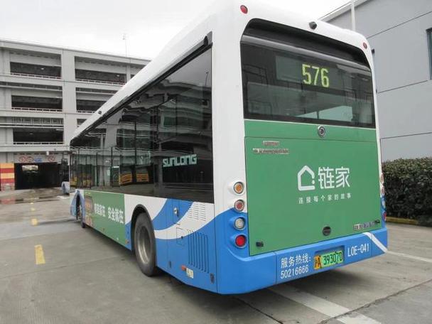 上海公交車廣告設(shè)計(jì) 精準(zhǔn)定位與創(chuàng)意視覺的策略融合